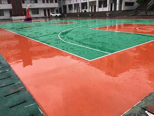 吉首瀘溪縣鎮(zhèn)中完小學(xué)塑膠籃球場(chǎng)，羽毛球場(chǎng)